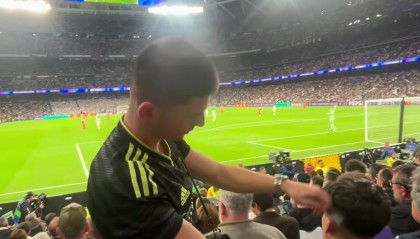 彩票-科贝：皇马vs拜仁赛中一网红在伯纳乌看台理发，引发皇马球迷不满