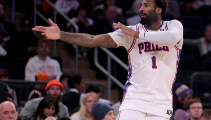 彩票-翻江倒海！德拉蒙德1抢3拼下前场篮板补篮得手 转身比出Too small