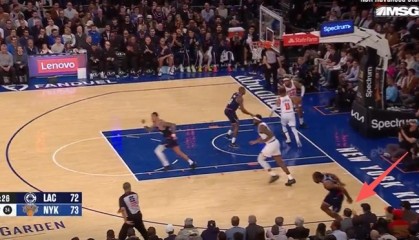 足球彩票-船记：小卡扭脚后末节仍坚持出战但4中0 与上次伤的是同一只脚